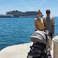 Unsere Autorin, ihr Mann und ihr Kind im Buggy stehen am Hafen in Split vor dem Kreuzfahrtschiff Norwegian Escape.