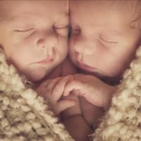 Baby-Zwillinge, die kuscheln 