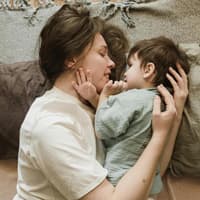 Eine Mama, die mit ihrem Sohn kuschelt.