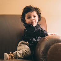 Kleiner Junge auf einer Couch