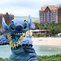 Stitch-Figur vorm Strand.