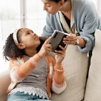 Mutter und Tochter streiten um Smartphone