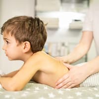 Frau behandelt kleinen Jungen.