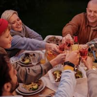 Familie stößt an.