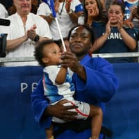 Französische Judoka Clarisse Agbegnenou und ihre Tochter
