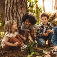 Vier Kinder lachend im Wald.