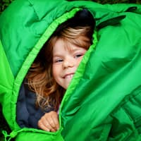 Eine kleines Mädchen im Schlafsack