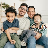 Zwei Väter, zwei adoptierte Kinder