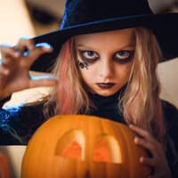 Kleines Mädchen im Halloween-Kostüm.