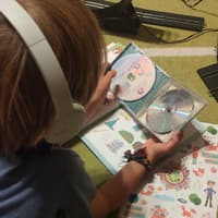 Die Kids von Mama Sabine haben viel Spaß beim Hören von "Die Fuchsbande".