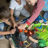 Die Kids von Vera Testerin haben viel Spaß beim Spielen mit dem Dino-Set von BRIO.