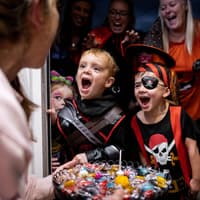 Kinder sammeln Süßigkeiten an Halloween.