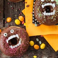 Halloween-Donuts mit Gebiss.