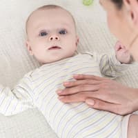 Baby bekommt eine Bauchmassage.
