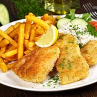 Teller mit Fisch, Pommes und Remoulade.