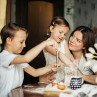 Liebevolle Mutter mit zwei Kindern.