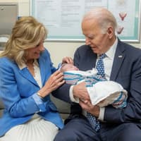 Joe Biden mit Frau Jill und Urenkel auf dem Arm