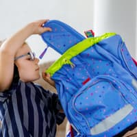 Ein Mädchen packt ihren Schulranzen
