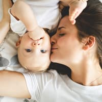 Mutter mit Baby im Bett