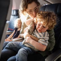 Ein weinendes Kind im Flugzeug.