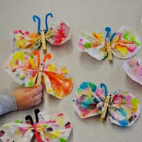Bunte Schmetterlinge aus Wäscheklammern
