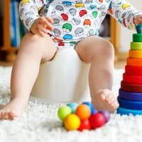 Baby sitzt auf dem Töpfchen