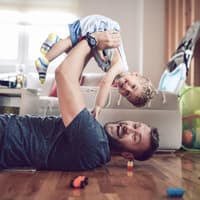 Papa tobt mit seinem Kind.