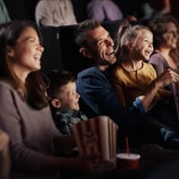 Lachende Familie im Kino.