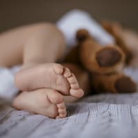 Kuscheln mit einem Plüsch-Tonie