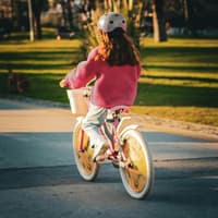 Mädchen von hinten auf dem Fahrrad