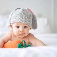 Baby mit Häschenmütze guckt zerknittert.