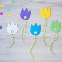 Selbst gebastelte Papier-Tulpen.