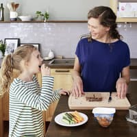 Gemeinsam als Familie kochen.