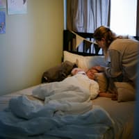 Mutter mit fiebrigem Kind.