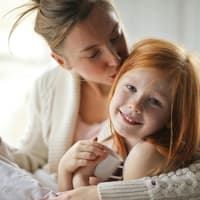 Klettverschluss-Eltern engen ihre Kinder zu sehr ein.