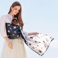 Dicht an die Mama oder Papa gekuschelt, erkunden Babys gerne die Welt. 