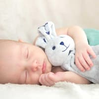 Schlafendes Baby mit Schnuffeltuch.
