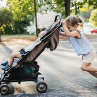 Ein Buggy ist leichter als ein Kombi-Kinderwagen – und lässt sich auch mal von der großen Schwester schieben.