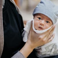 Auch auf dem Schoß kann ein Baby Bäuerchen machen – mit einer bestimmten Technik.