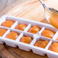 In Eiswürfelbehältern kann man Babybrei prima einfrieren.