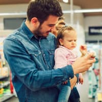 Die Auswahl an Babygläschen im Supermarkt ist riesig.