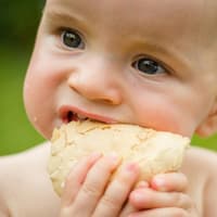 An Brot oder Keksen kann das Kleine nun schon alleine knabbern.