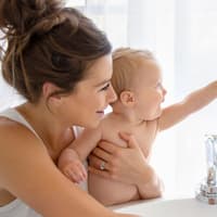 Euer Baby wird ab dem 8. Monat alles erforschen und entdecken wollen.