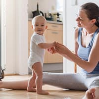 Mit etwas Unterstützung steht euer Baby (einigermaßen) sicher auf den Füßen.