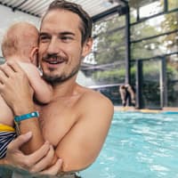 Auch Väter genießen die Zeit mit ihrem Nachwuchs beim Babyschwimmen. 