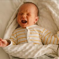 Ein kleines Baby schreit aus vollem Hals. 