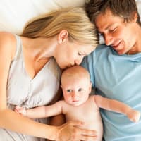 Beim Blick aufs Baby kommt bei Eltern immer wieder die Frage der Vererbung auf.