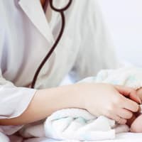 Kurz vor der Entlassung aus dem Krankenhaus findet der zweite Gesundheitscheck des Babys statt.
