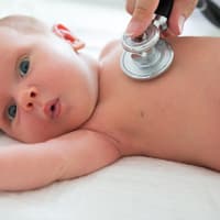Wie gut hat sich euer Kleines entwickelt? Das findet der Kinderarzt bei der U3 heraus.