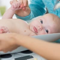 Das Idealgewicht eines Babys lässt sich leicht berechnen: 100 Gramm pro Zentimeter.